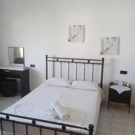 Dimitra's Garden Apartment *