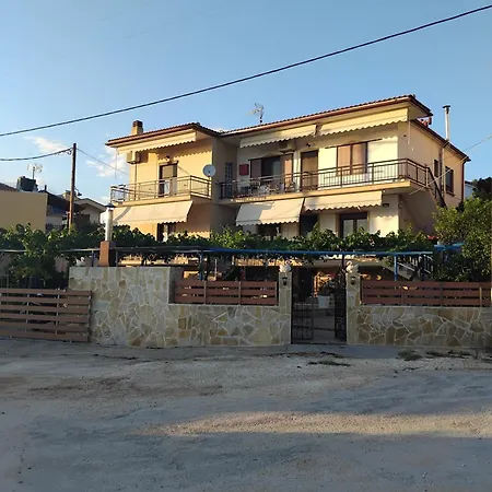 Dimitra's Garden Apartment